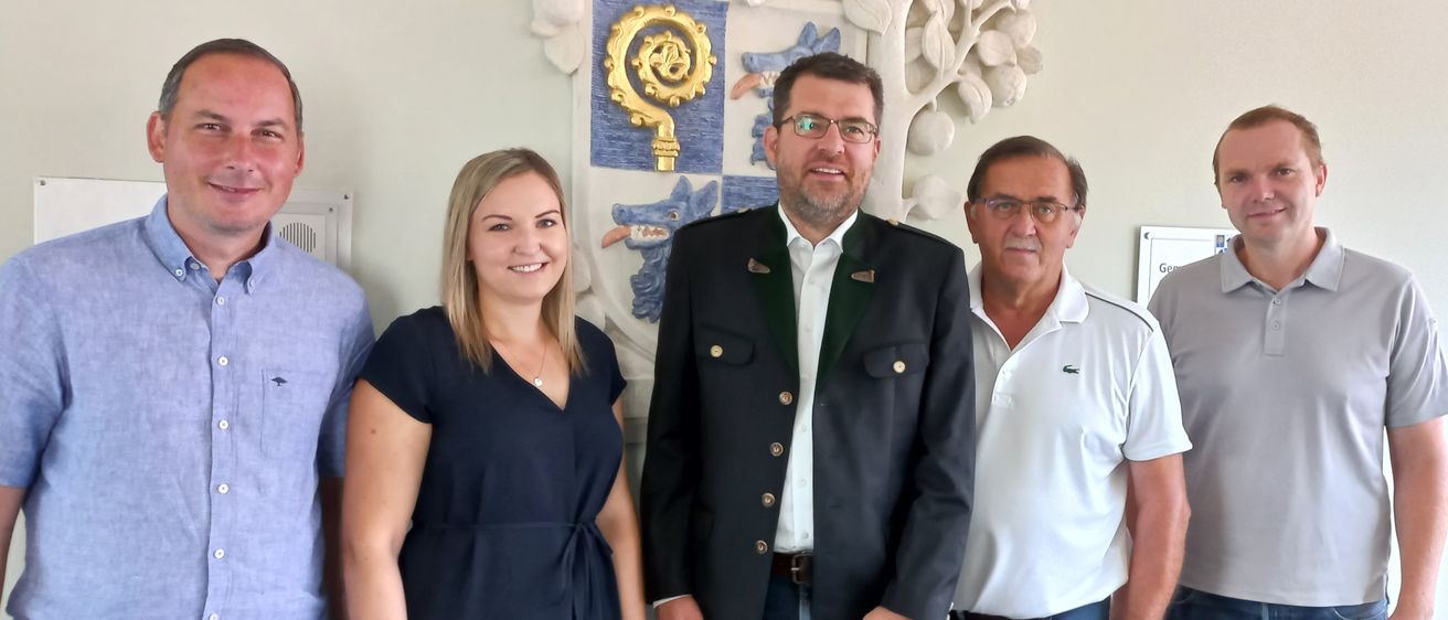 Bild enthält, Groupshot, Person, Pants, Adult, Female, Woman, Jeans, Male, Man, People