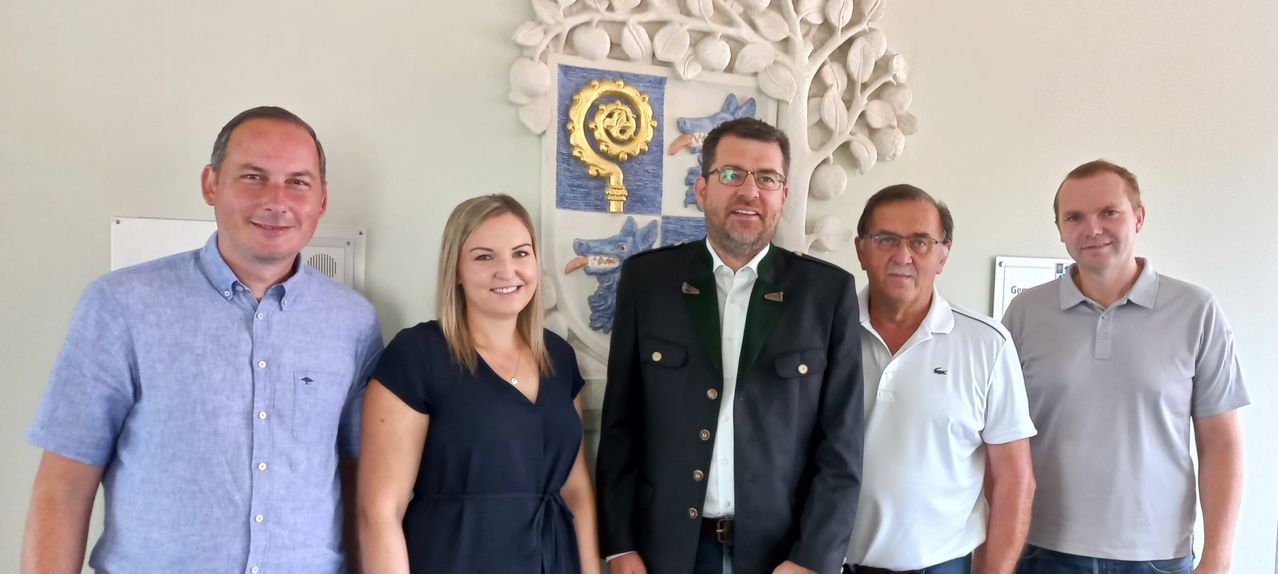 Bild enthält, People, Person, Adult, Female, Woman, Groupshot, Male, Man, Shirt, Glasses