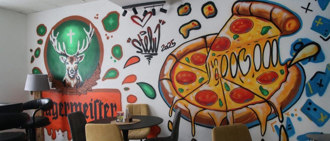 Bild enthält, Art, Painting, Indoors, Restaurant, Chair, Mural, Wall, Cafe, Interior Design, Dining Room