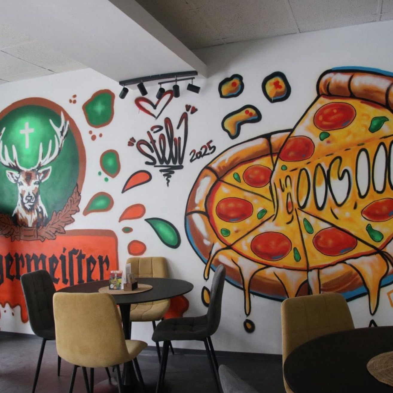 Bild enthält, Art, Painting, Indoors, Restaurant, Chair, Mural, Wall, Cafe, Interior Design, Dining Room