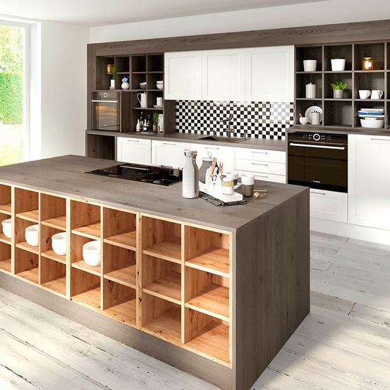 Bild enthält, Indoors, Interior Design, Kitchen, Kitchen Island, Cooktop, Cabinet, Furniture, Wood