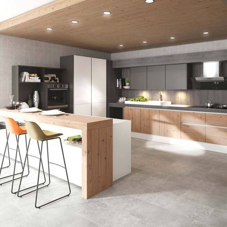 Bild enthält, Indoors, Interior Design, Kitchen, Floor, Kitchen Island, Dining Table, Furniture, Table