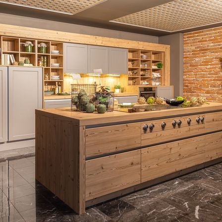 Bild enthält, Indoors, Interior Design, Floor, Kitchen, Kitchen Island, Wood, Wood Panels, Home Decor