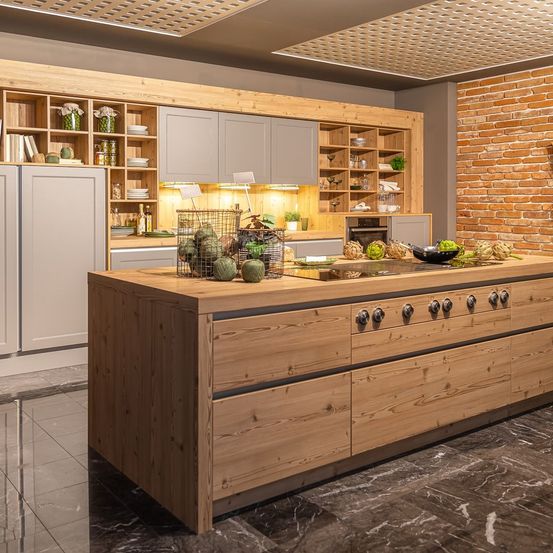 Bild enthält, Indoors, Interior Design, Floor, Kitchen, Kitchen Island, Wood, Wood Panels, Home Decor