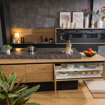Bild enthält, Indoors, Interior Design, Kitchen, Wood, Sink, Sink Faucet, Plant