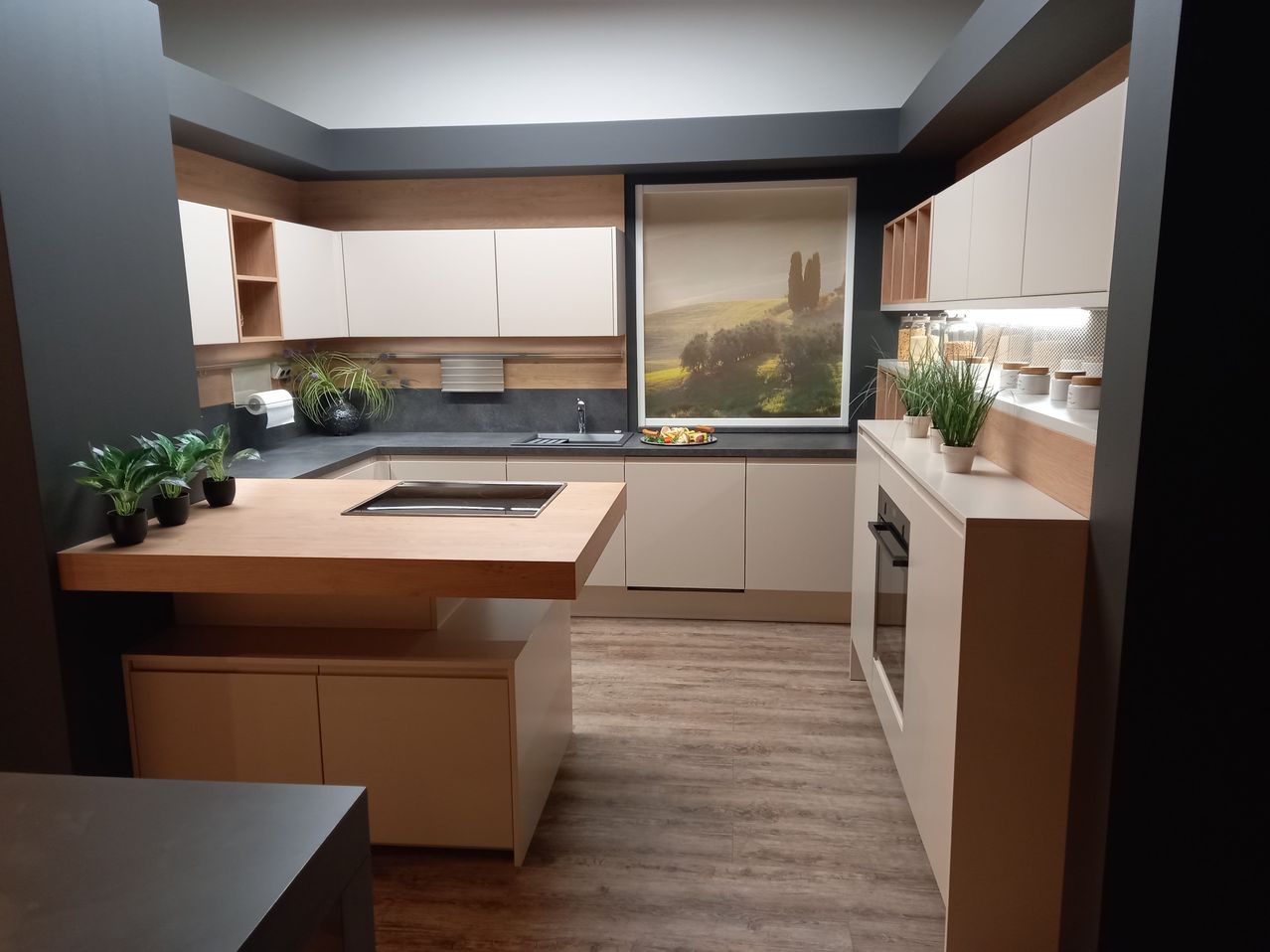 Bild enthält, Indoors, Interior Design, Kitchen, Kitchen Island, Sink, Sink Faucet, Wood, Floor