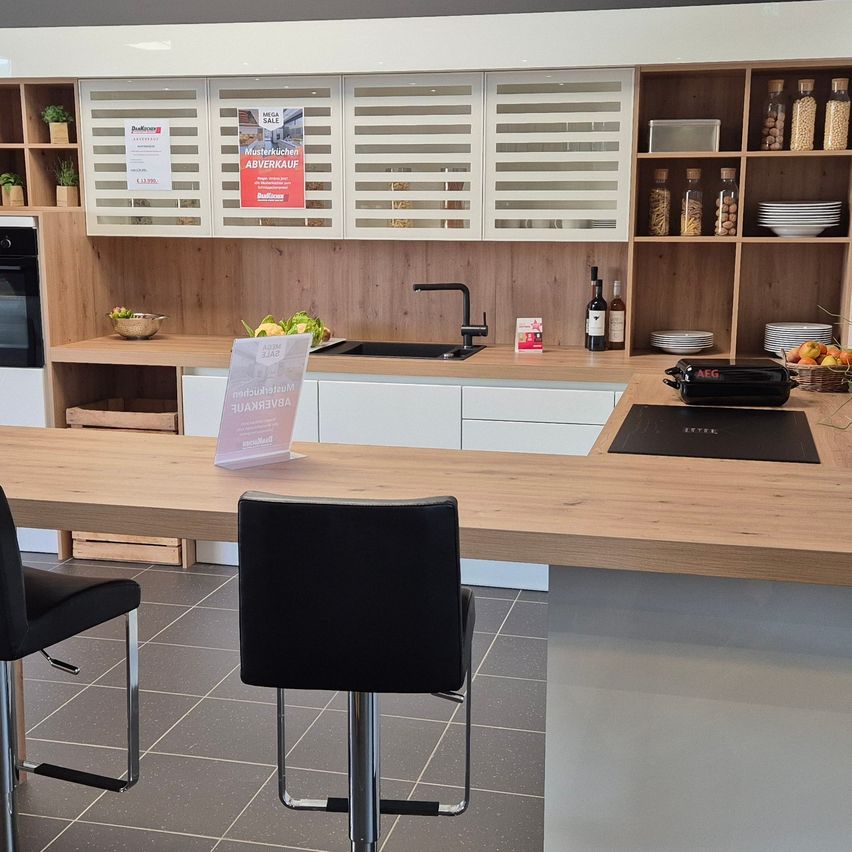 Bild enthält, Indoors, Interior Design, Furniture, Table, Kitchen, Chair, Wood, Desk, Floor, Home Decor