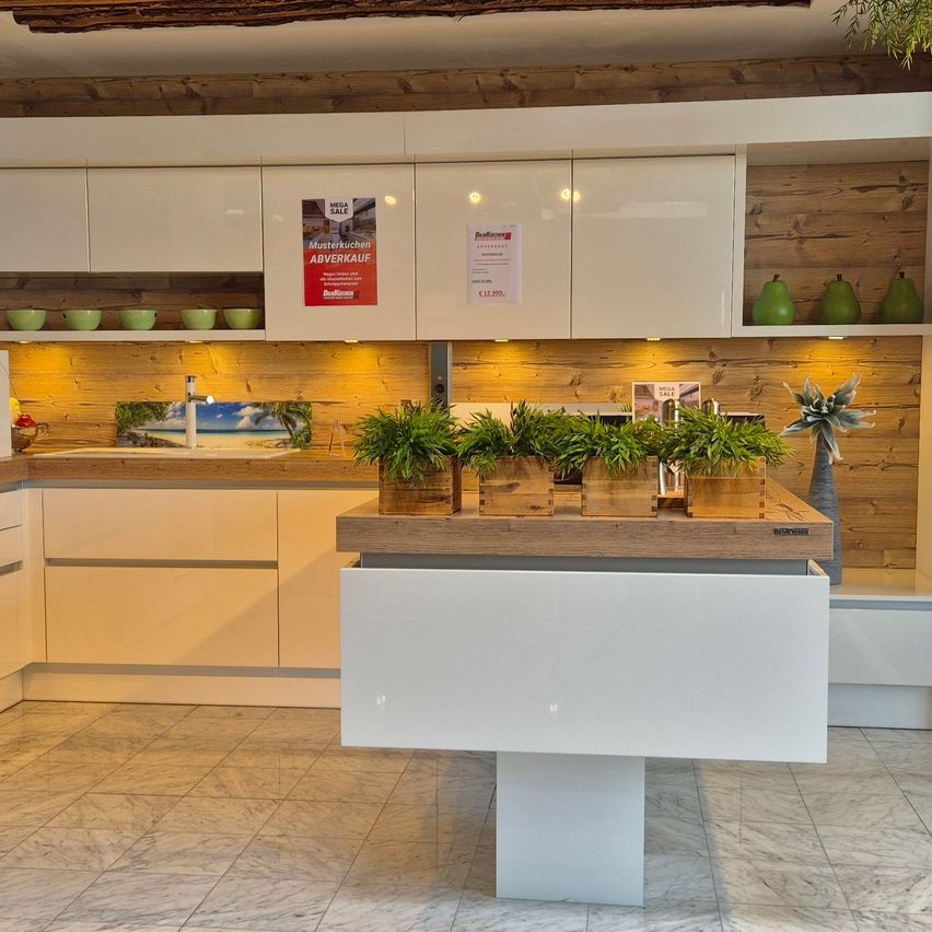 Bild enthält, Indoors, Interior Design, Floor, Flooring, Kitchen, Architecture, Building, Plant, Wood