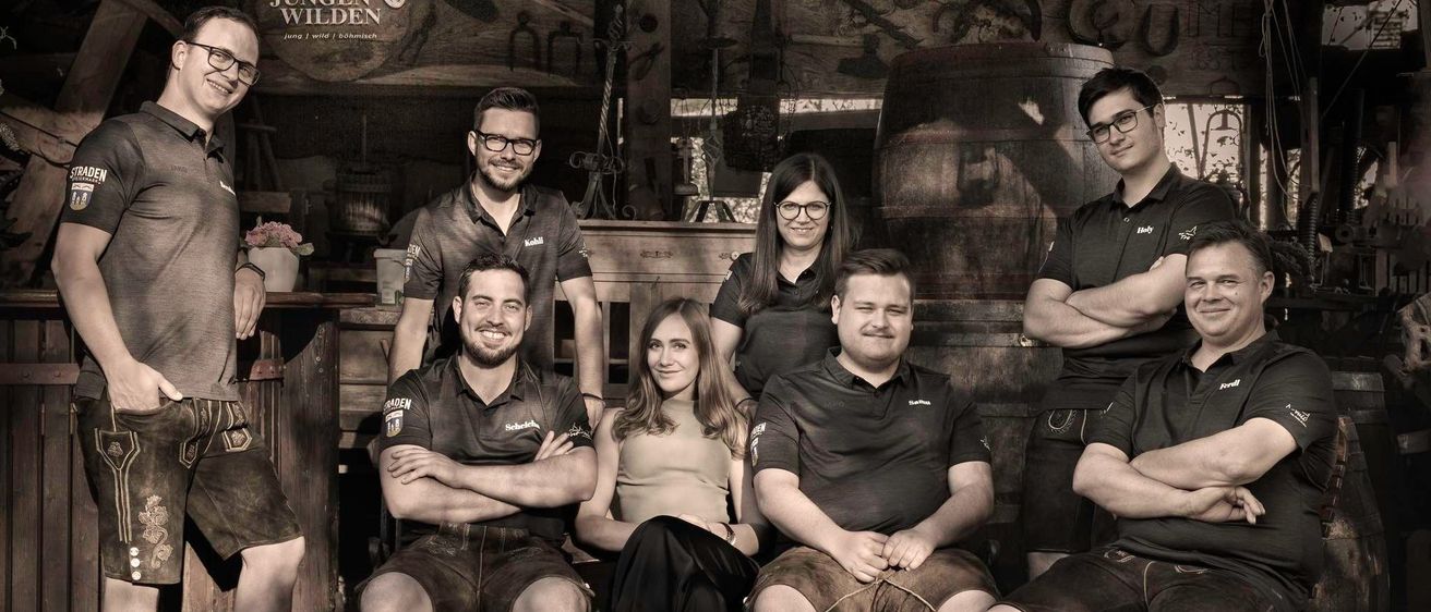 Bild enthält, People, Person, Shorts, Team, Groupshot, Adult, Female, Woman, Male, Man