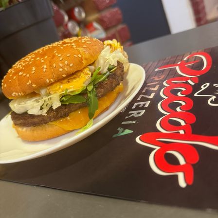 Bild enthält, Burger, Food, Food Presentation, Advertisement