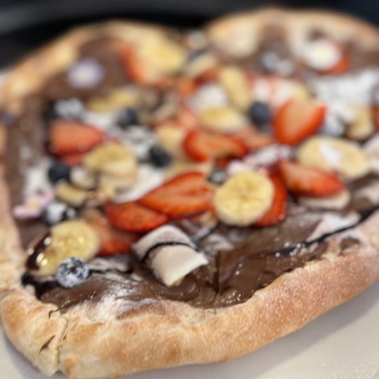 Bild enthält, Food, Food Presentation, Brunch, Pizza, Bread, Fruit, Plant, Produce, Berry