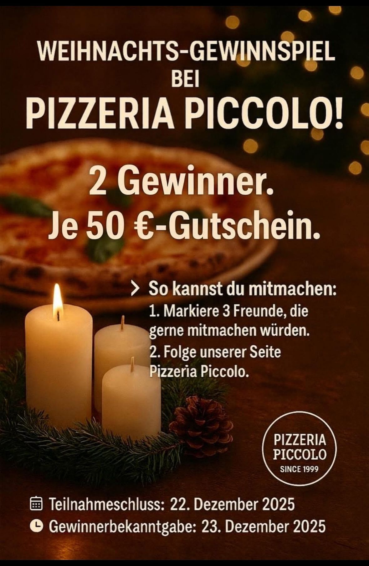 Werbeposter für eine Verlosung von Pizzeria Piccolo. Das Poster zeigt eine Pizza mit Kerzen und Tannenzapfen, mit Anweisungen, drei Freunde zu markieren und der Seite der Pizzeria zu folgen, um eine Chance auf den Gewinn zu haben.