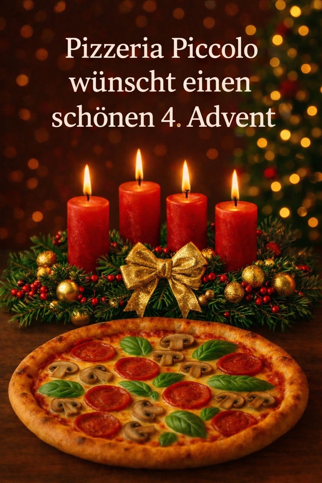 Eine Pizza, verziert mit roten Peperoni, Pilzen und grünen Blättern, steht vor einem Kranz mit vier roten Kerzen, einer goldenen Schleife und Weihnachtsdekoration. Der Hintergrund ist verschwommen mit Bokeh-Lichtern.