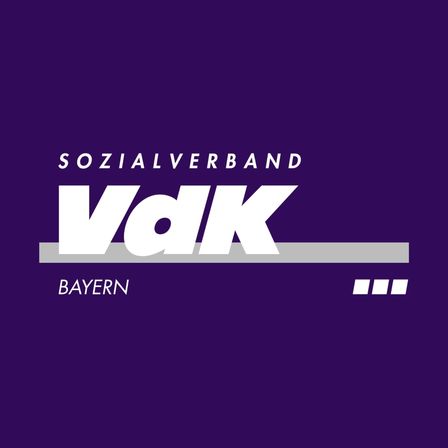 Ein lila Logo mit weißem Text, der 'SOZIAALVERBAND VAK' steht, darunter steht 'BAYERN' in kleineren weißen Buchstaben und drei Punkte unten rechts.