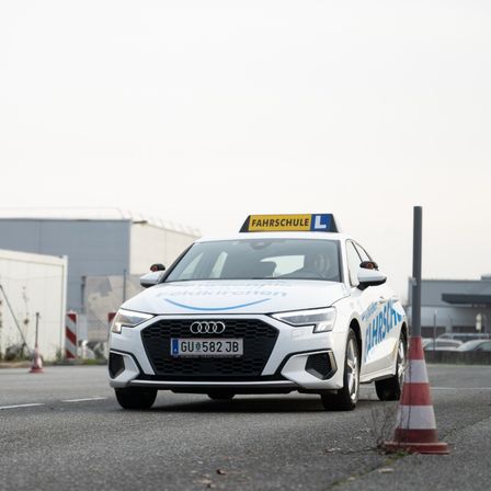 Bild enthält, Car, Transportation, Vehicle, Machine, Wheel, Person, Fire Hydrant, Hydrant, License Plate