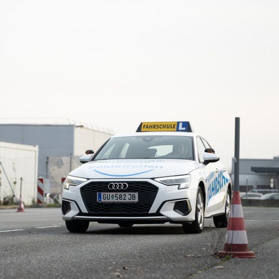 Bild enthält, Car, Transportation, Vehicle, Machine, Wheel, Person, Fire Hydrant, Hydrant, License Plate