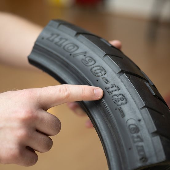 Bild enthält, Tire, Alloy Wheel, Car Wheel, Machine, Wheel, Finger, Hand, Person, Blow Dryer, Electrical Device