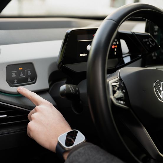 Bild enthält, Car, Transportation, Vehicle, Machine, Wheel, Body Part, Hand, Person, Finger