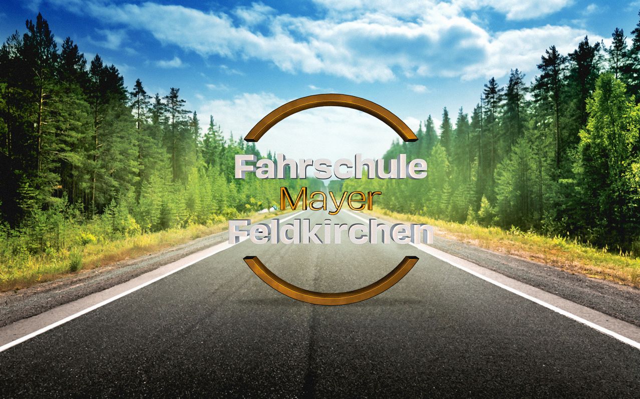 Ein Straßenschild zeigt 'Fahrschule Mayer Feldkirchen'. Es ist ein sonniger Tag mit blauem Himmel. Bäume säumen beide Seiten der Straße.