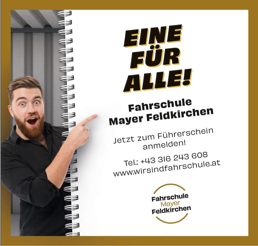 Ein Mann zeigt auf ein Notizbuch mit dem Titel 'Fahrschule Mayer Feldkirchen'. Das Bild enthält eine Telefonnummer und eine Website. Der Text lautet 'Für alle!' und 'Jetzt anmelden!'.
