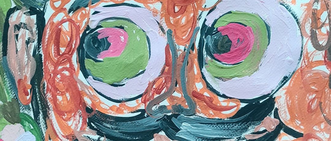 Ein abstraktes Gemälde mit einem Gesicht, das große Augen mit rosa und grünen Iris zeigt, umgeben von orangefarbenen und schwarzen Pinselstrichen.