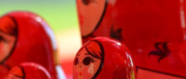 Bild enthält, Body Part, Finger, Hand, Person, Baby, Face, Head, Helmet, Food