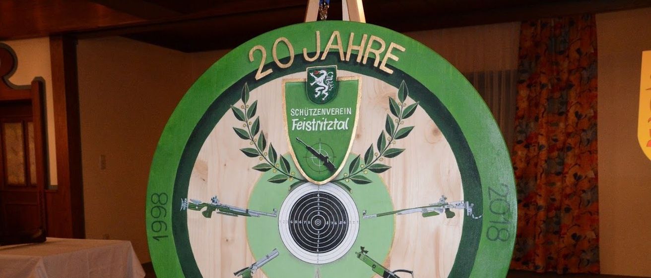 Bild enthält, Wood, Arrow, Weapon, Furniture, Table