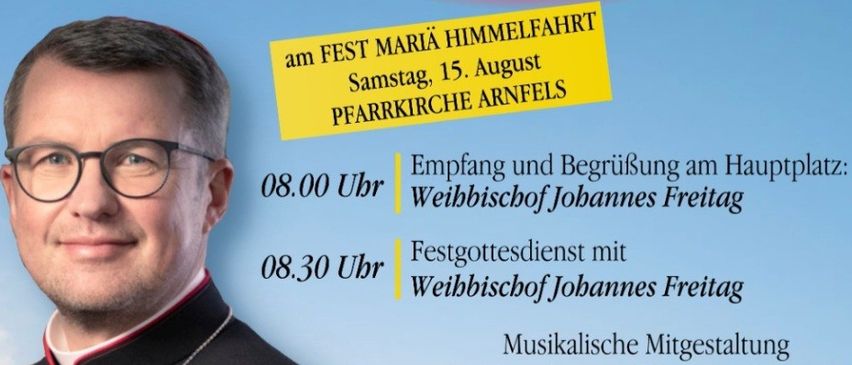 Ein Plakat zeigt einen lächelnden Priester mit Kreuzkette, der einen schwarzen Umhang mit rotem Saum trägt. Das Plakat enthält einen Zeitplan für eine Veranstaltung am 15. August, einschließlich Zeiten und Aktivitäten. Der Hintergrund zeigt einen Kirchturm und eine Landschaft.