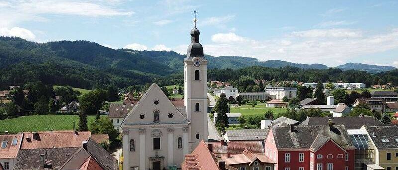 Bild enthält, Outdoors, Building, Cityscape, Nature, Countryside, Housing, Roof, Clock Tower, Rural, Village