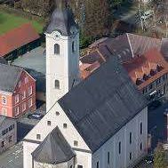 Bild enthält, Architecture, Building, Spire, Tower, Outdoors, Rocket, Weapon, Clock Tower, Housing, House