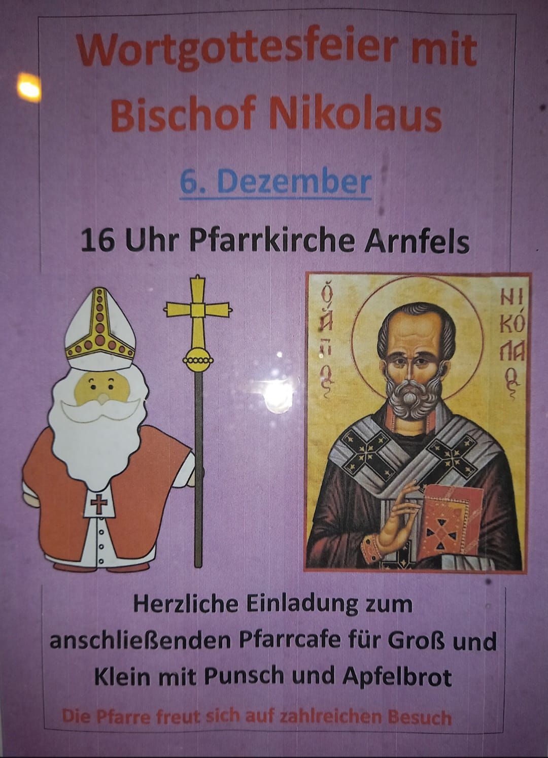 Plakat für eine Veranstaltung am 6. Dezember, mit einem Cartoon-Bischof, einem Kreuz und einem Bild des Heiligen Nikolaus. Die Veranstaltung findet um 16 Uhr in der Pfarrkirche Arnfels statt. Es lädt zu einem anschließenden Pfarrcafé für Erwachsene und Kinder ein.