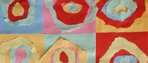 Eine Collage mit sechs lebhaften Abschnitten. Jeder Abschnitt hat eine einzigartige Kombination aus rotem, blauem, gelbem und rosafarbenem Papier, angeordnet in einem kreisförmigen Muster. Die Ränder der Papiere sind zerrissen, was Textur hinzufügt.