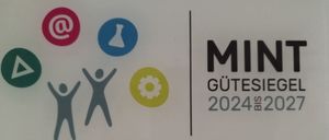 Ein Plakat, das MINT Gutsieg von 2024 bis 2025 bewirbt, mit einem At-Symbol, einem Reagenzglas und zwei erhobenen Händen.
