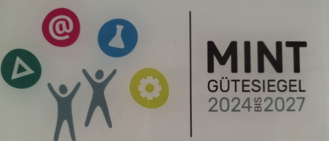 Ein Plakat, das MINT Gutsieg von 2024 bis 2025 bewirbt, mit einem At-Symbol, einem Reagenzglas und zwei erhobenen Händen.