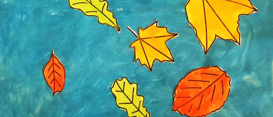 Eine künstlerische Darstellung von Herbstblättern, die auf einem blauen Himmelshintergrund schweben. Verschiedene gelbe und orangefarbene Blätter sind in der Mitte des Falls dargestellt.
