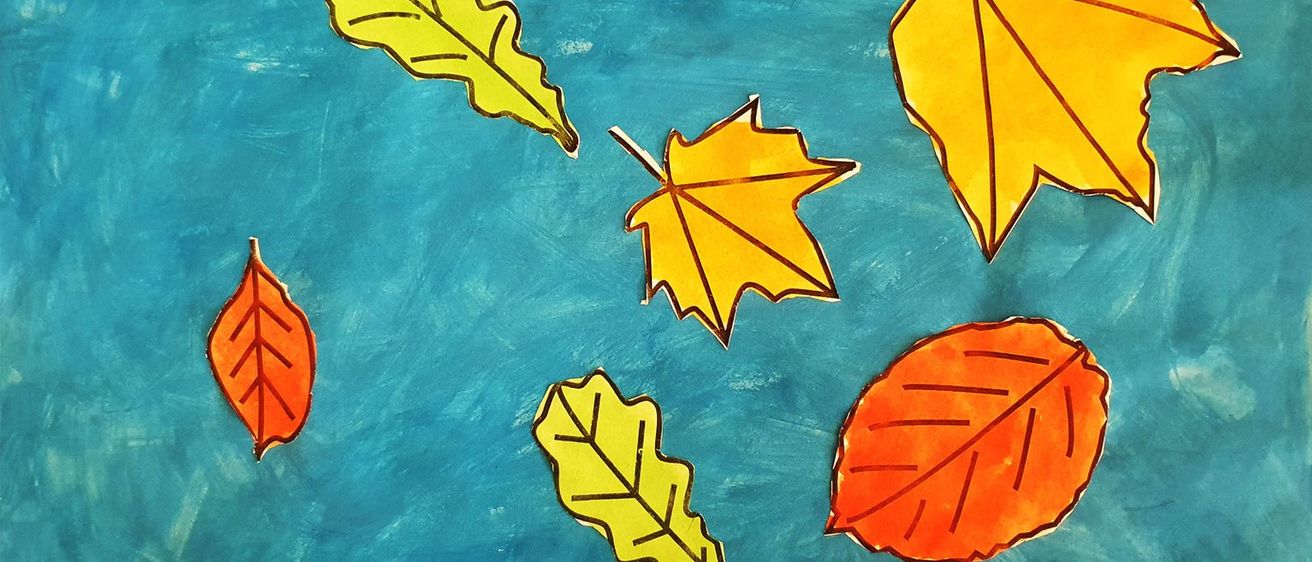 Eine künstlerische Darstellung von Herbstblättern, die auf einem blauen Himmelshintergrund schweben. Verschiedene gelbe und orangefarbene Blätter sind in der Mitte des Falls dargestellt.
