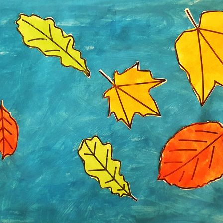 Ein Gemälde mit sechs Herbstblättern in verschiedenen Farben wie Gelb, Orange und Rot, die im Luft gegen einen blauen Himmel schweben.