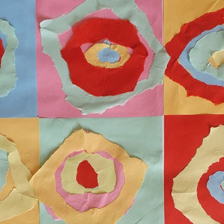 Eine Collage aus sechs kreisförmigen Papierstücken mit zerrissenen Rändern. Jedes Stück zeigt konzentrische Kreise in verschiedenen Farben. Obere Reihe: Blau, Pink und Gelb. Untere Reihe: Gelb, Rot und Blau.