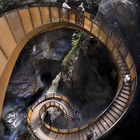 Bild enthält, House, Housing, Staircase, Person, Outdoors, Handrail, Water, Arch, Nature, Scenery