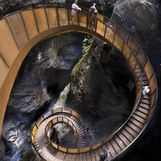 Bild enthält, House, Housing, Staircase, Person, Outdoors, Handrail, Water, Arch, Nature, Scenery