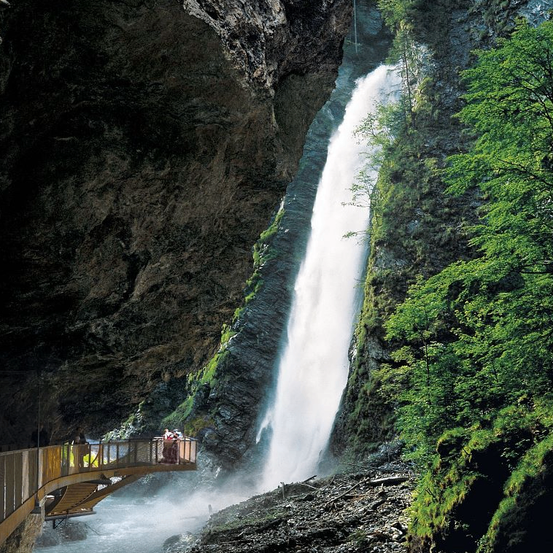 Bild enthält, Nature, Outdoors, Water, Scenery, Rainforest, Tree, Vegetation, Rock, Person, Waterfall