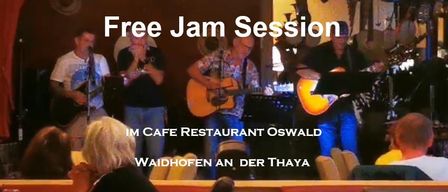 Eine Band gibt eine kostenlose Jam-Session in einem Café-Restaurant. Der Veranstaltungsort ist Oswald in Waidhofen an der Thaya.