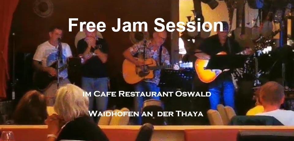Eine Band spielt auf der Bühne in einem Café-Restaurant, mit Gitarren und einem Mikrofon, und Menschen sitzen vor ihnen. Der Text lautet Free Jam Session.
