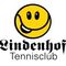 Ein gelbes Smiley-Gesicht mit einem Tennisball auf der Wange wird auf einem weißen Hintergrund angezeigt. Unter dem Smiley-Gesicht steht der Schriftzug 'Lindenhoff Tennisclub' in schwarzer Schrift.