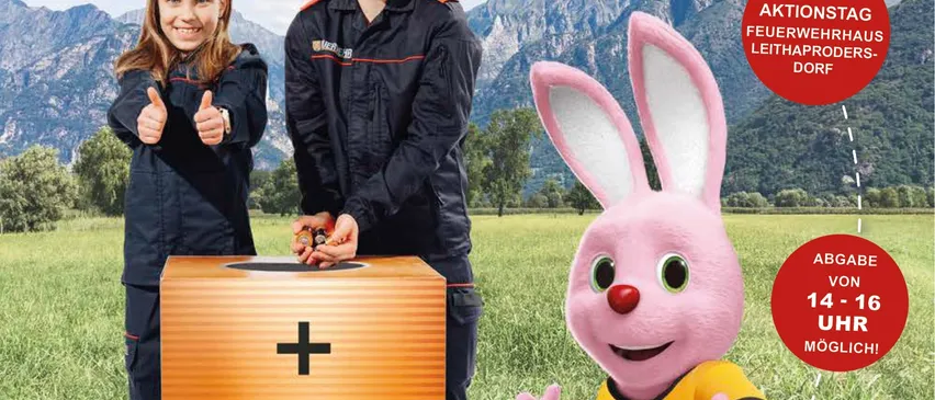 Ein Werbeplakat für Mission Batterie-Recycling mit zwei Frauen in Uniform, einem Maskottchen-Hasen und einer Batterie-Sammeltruhe.