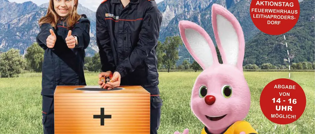 Ein Werbeplakat für Mission Batterie-Recycling mit zwei Frauen in Uniform, einem Maskottchen-Hasen und einer Batterie-Sammeltruhe.