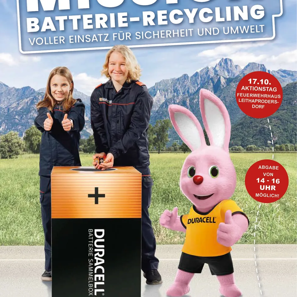 Ein Plakat für Mission Batterie-Recycling mit zwei Frauen und einem Maskottchen-Hasen. Die Frauen stehen neben einer Batterie-Sammeltruhe mit dem Duracell-Logo. Der Hase trägt ein Duracell-Shirt und hält einen Daumen hoch.