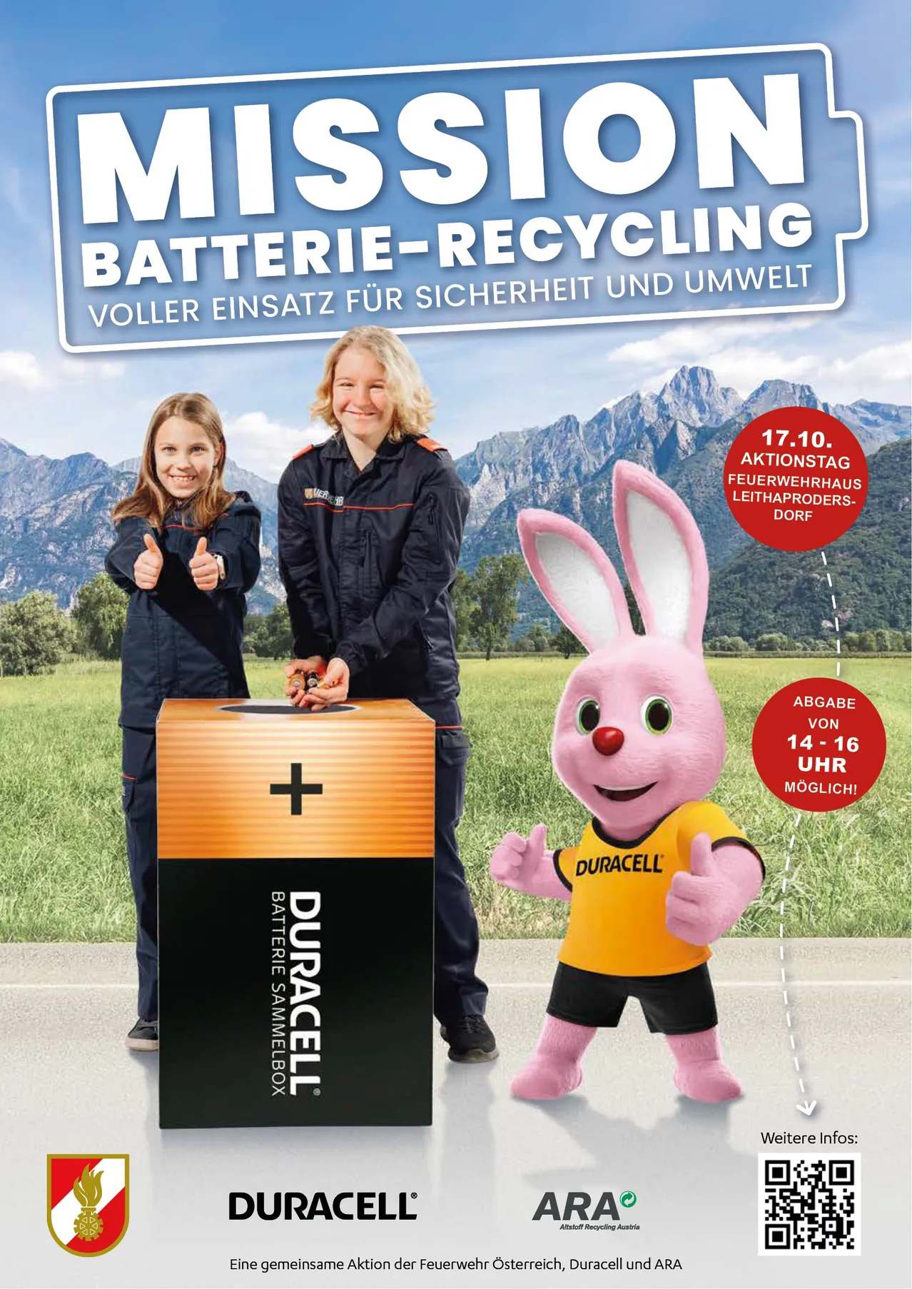 Ein Plakat für Mission Batterie-Recycling mit zwei Frauen und einem Maskottchen-Hasen. Die Frauen stehen neben einer Batterie-Sammeltruhe mit dem Duracell-Logo. Der Hase trägt ein Duracell-Shirt und hält einen Daumen hoch.