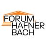 Das Logo für Forum Hafner Bach zeigt ein Dach mit orangefarbenem Rand, die Worte Forum Hafner Bach in Schwarz und einen kleinen Punkt.