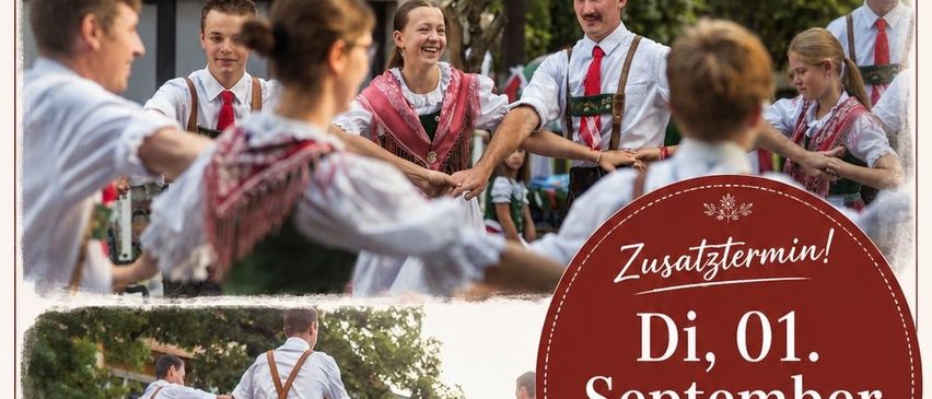 Eine Gruppe von Menschen in traditioneller bayerischer Kleidung tanzt auf einem Dorfplatz. Die Veranstaltung mit dem Titel 'On Tour' ist für den 1. September geplant. Die Zeit ist ungefähr 19:00 bis 21:00 Uhr.
